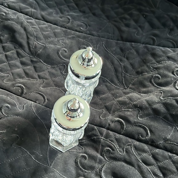 Vintage FOSTORIA REVERE Crystal Glass Chrome Salt and Pepper Shakers - Picture 2 of 8